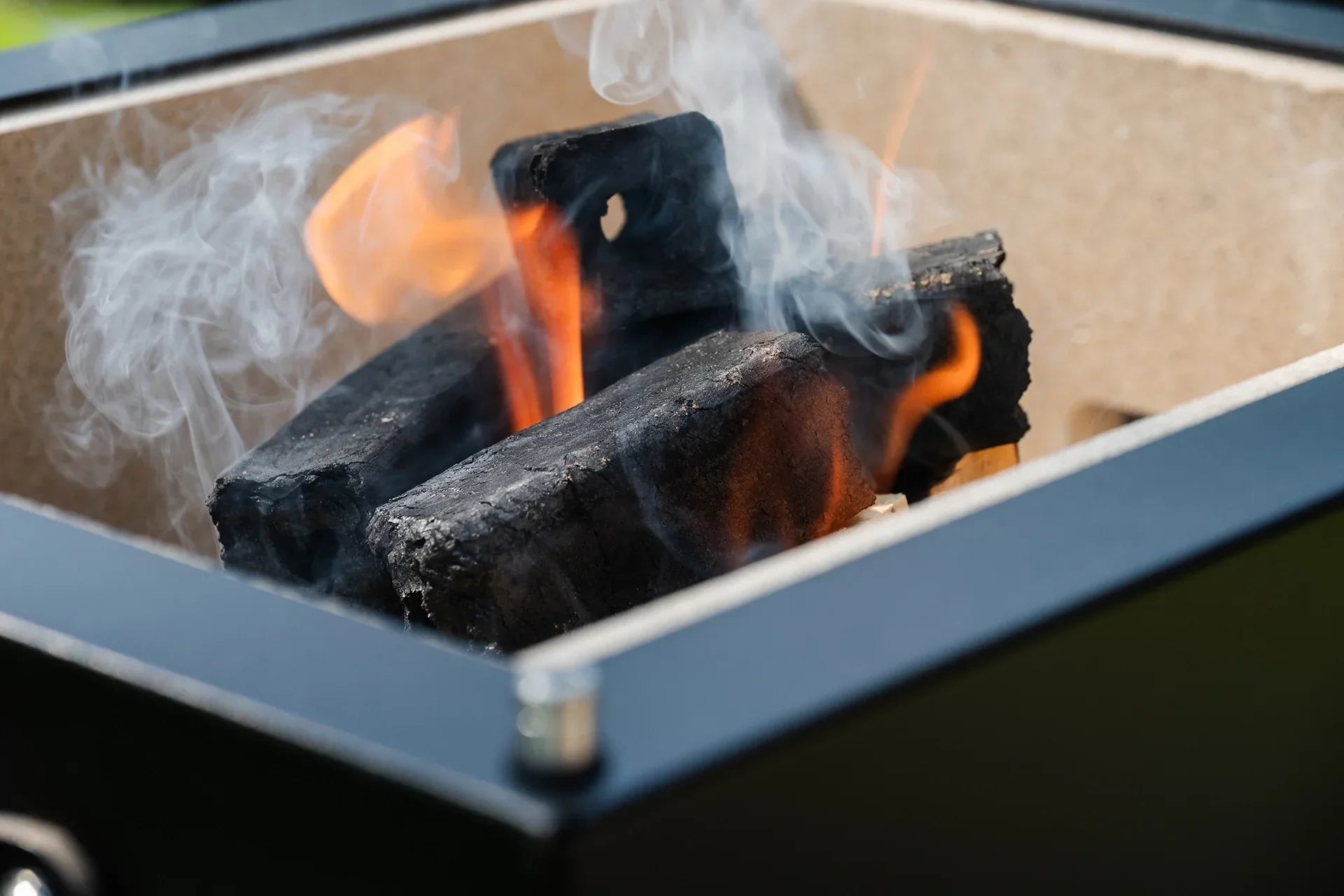 Wood, Charcoal, or a Mix? Fuel Pairings for Maximum Flavour